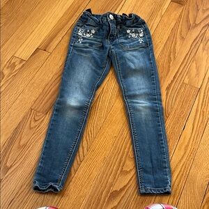Mudd Sz 7 Embroidered Skinny Jeans.